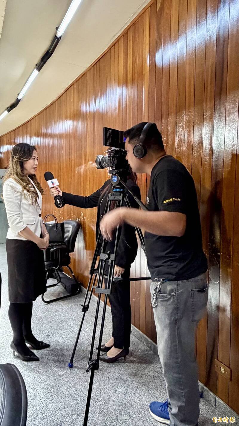 圣保罗经文处长朱怡静接受慕义市议会新闻台采访介绍台湾。（记者谢如欣摄）