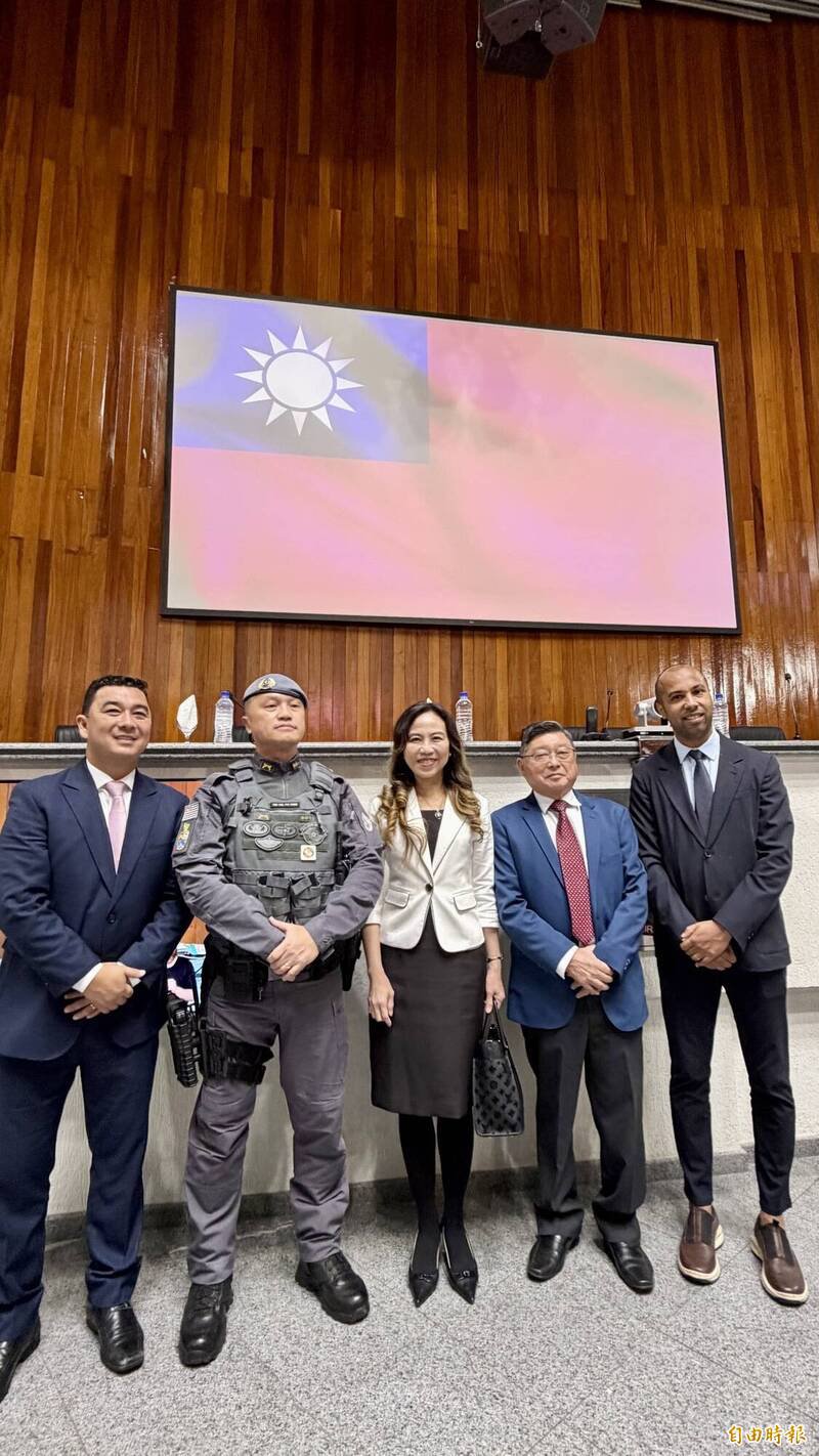 慕义市议员太田（左一）、小村（右二）、英克鲁萨（右一），特别向圣保罗经文处长朱怡静（中）推崇台侨军警陈怀哲对地方的贡献。（记者谢如欣摄）
