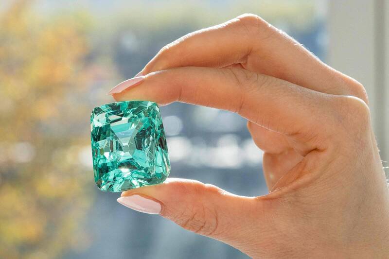 据传拿破仑曾在1804年的加冕典礼上佩戴过的一颗绿柱石，最终以83.8万瑞士法郎（约新台币3264万）落槌。（法新社）