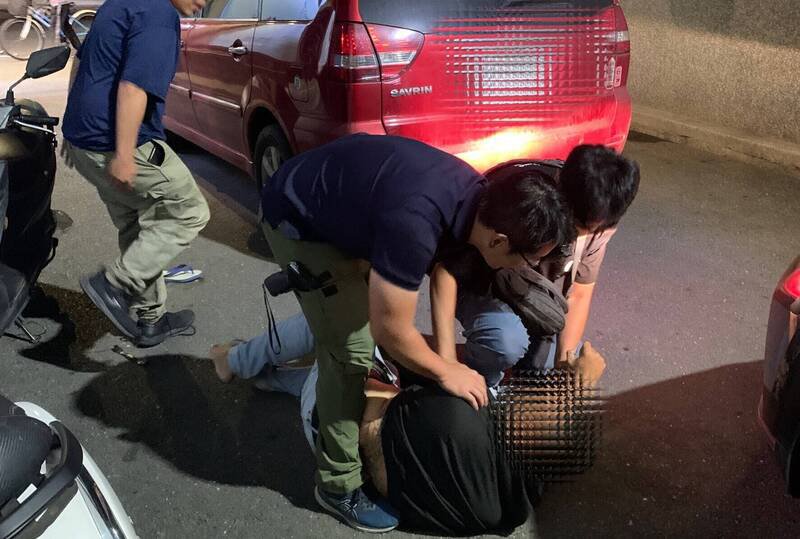 警方11日晚上在学甲区拦截围捕涉嫌开枪的庄姓犯嫌，他下车逃跑被逮到。（麻豆分局提供）