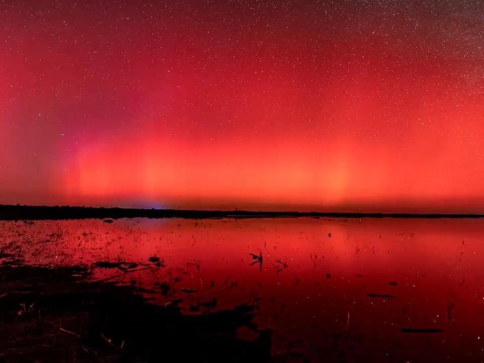 黑龙江内蒙新疆多地现红绿复合极光,预计未来2天仍有可能看到