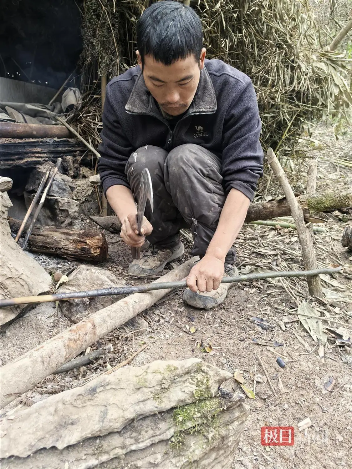 荒野求生“刀疤哥”走红:钻木取火 每天吃30多个猕猴桃