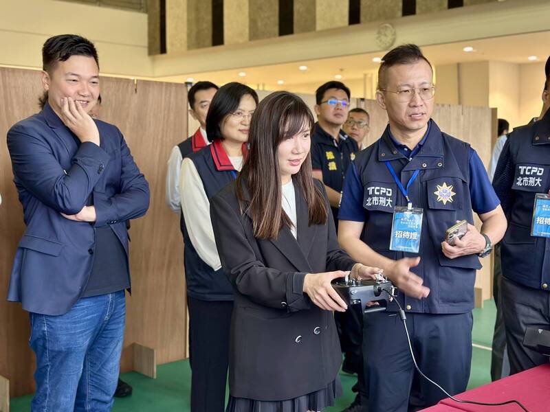 北市议员进行「数位科技战情中心暨特勤装备攻坚演练」考察。（记者王冠仁翻摄）