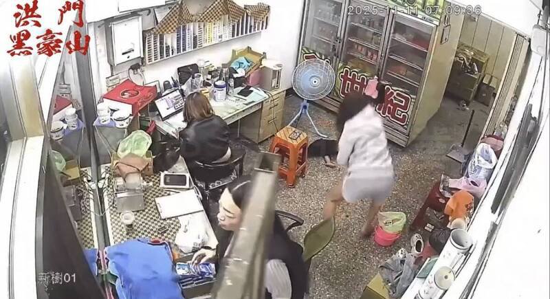 母亲以扫把柄痛扁倒地女童。（翻摄自黑色豪门）