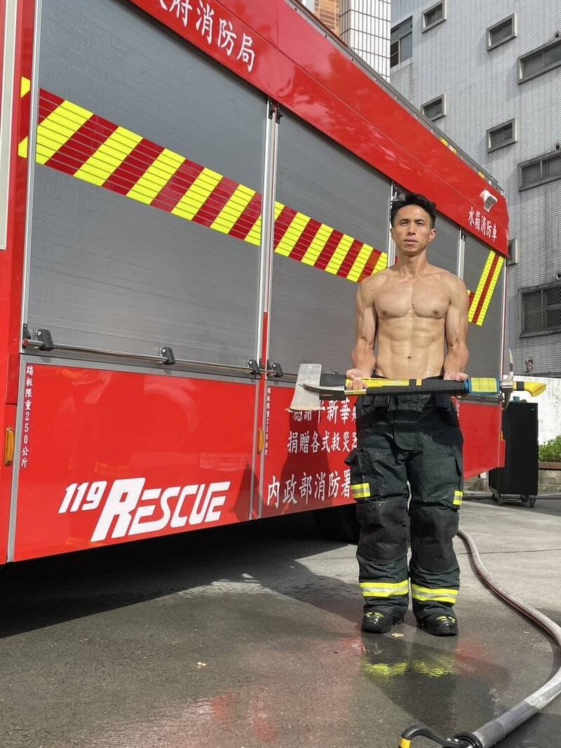 2026新竹县消防局形象月历，图为竹东分队谢侑翰展现结实肌肉。（新竹县消防局提供）
