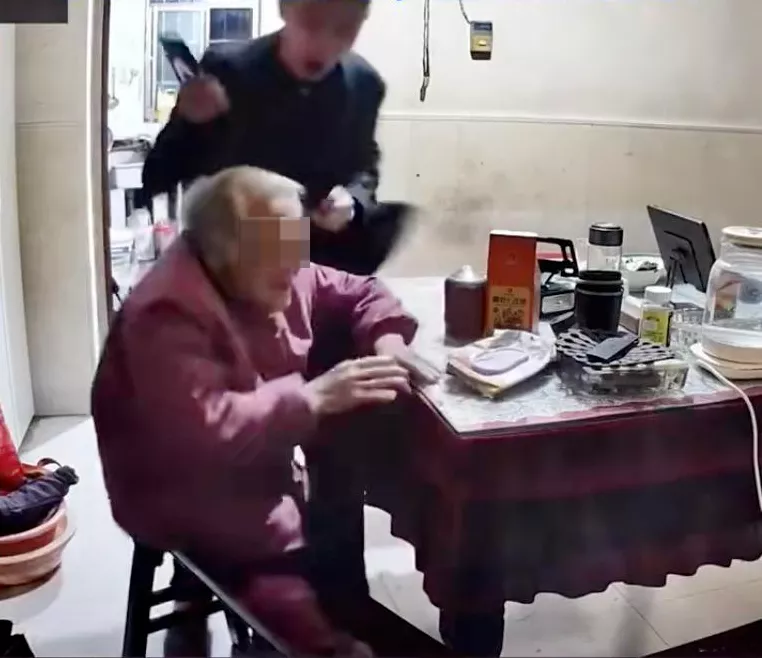 探访常州“男子殴打92岁母亲”事发地: 打人者为小儿子