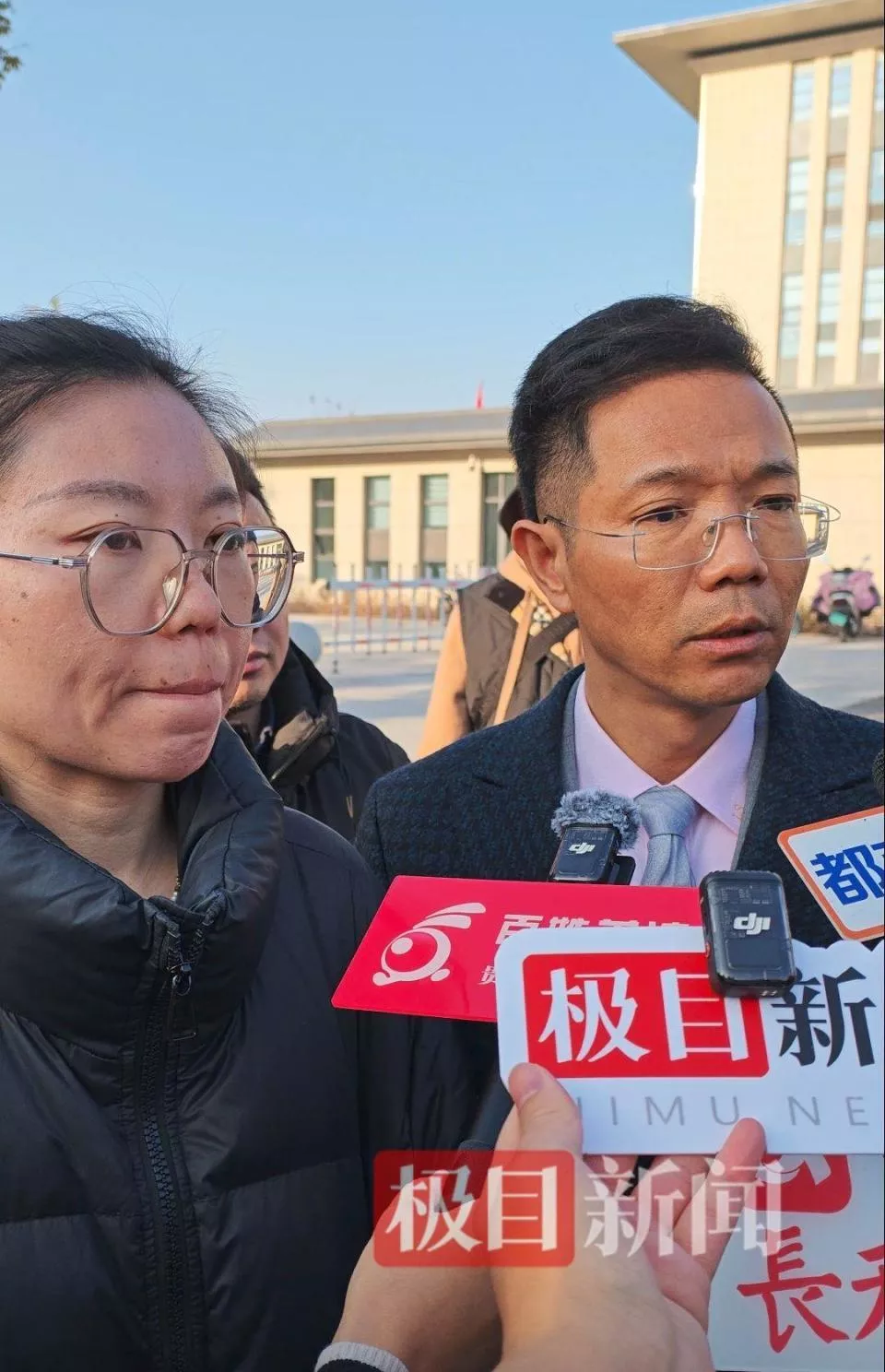 狗咬人被摔死，狗主人上门理论被反杀案开庭