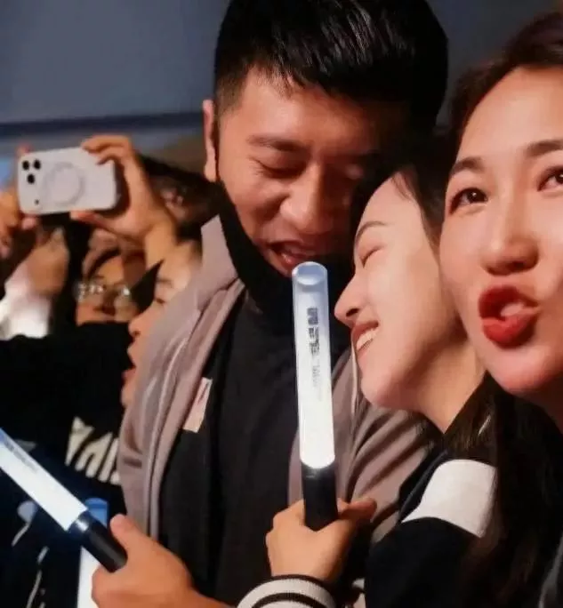 "演唱会出轨"风波升级,知情人透露张雪峰离婚5年