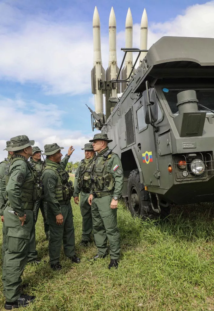 应对美航母驶近 委内瑞拉动员20万人大规模军演