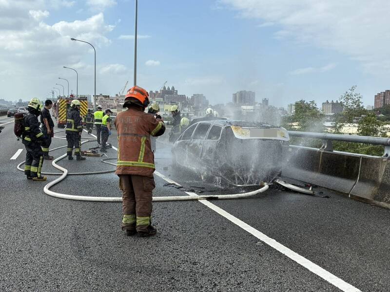 国一五杨高架47.3公里南下路段发生火烧车事件，消防人员前往救灾。（警方提供）