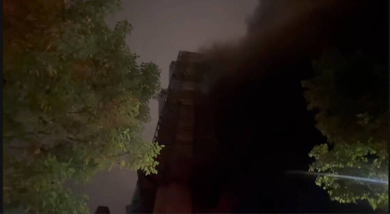 北市松山区一处都更工地大火。（资料照，记者郑景议翻摄）