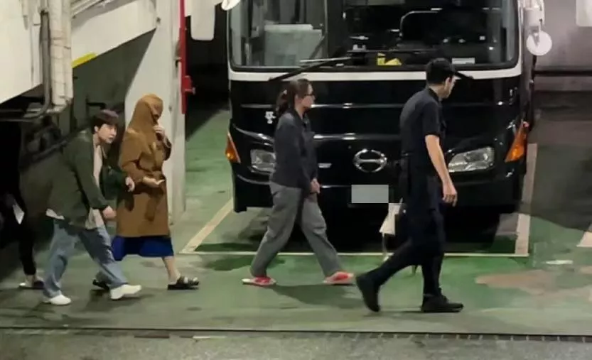 上囚车画面曝光! 火锅店老板沦为诈骗集团洗钱头目