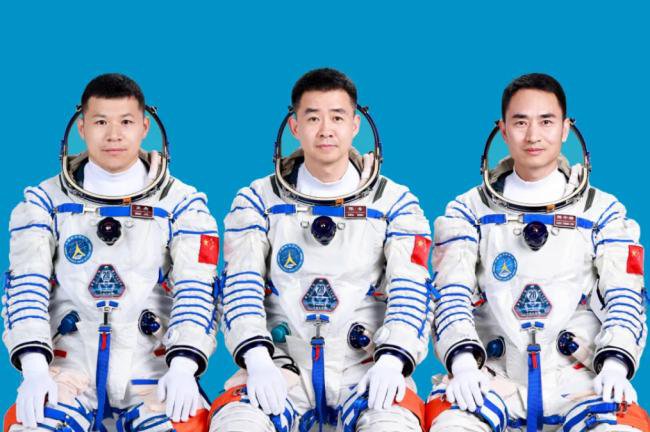 神二十航天员   乘坐神舟二十一号返回地球