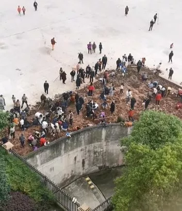 重庆荣昌多人到一处工地“挖宝”,社区:这里没有宝藏