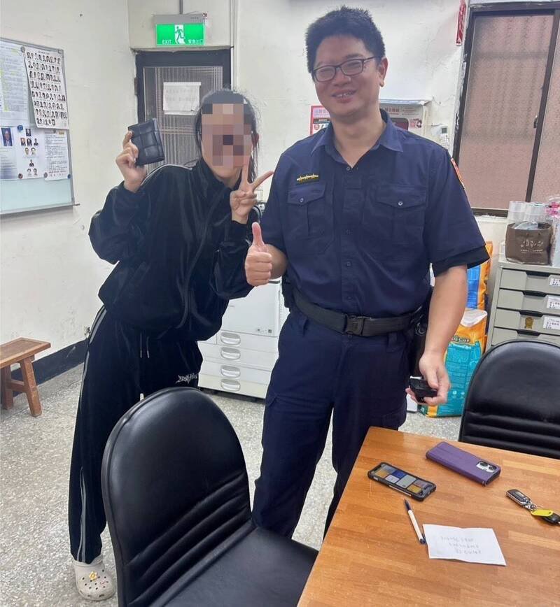 警方帮谢姓女子（左）寻回钱包。（警方提供）