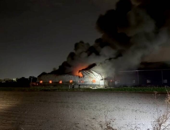 安定区中荣里工厂火警，巨浓烟四处飘散。（民众提供）