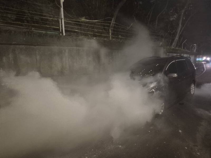 桃园市大溪区三元一街国防大学附近下坡路段，傍晚5点半突有1辆休旅车火烧车。（图由桃园市消防局提供）