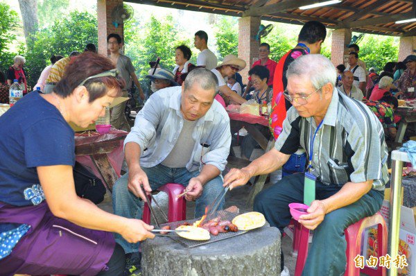 新点社福基金会赞助下，独居长者们终于有机会出外郊游、烤肉。（记者张安荞摄）