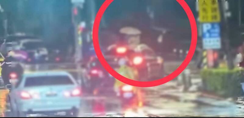 台北市荣星花园发生偷拍事件，警方派员前往处理。（记者邱俊福翻摄）