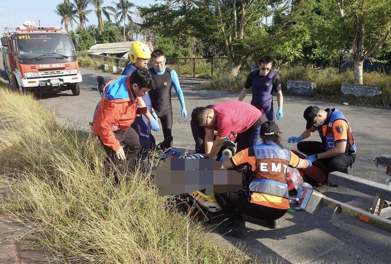 溺水老翁救起后现场急救。（民众提供）