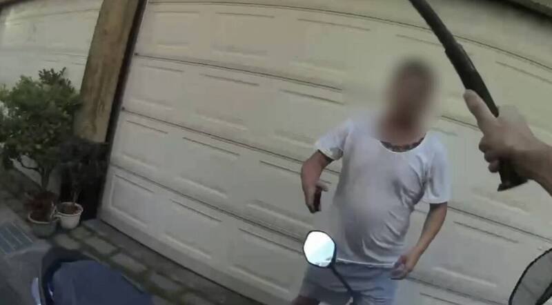 高雄李姓通缉犯拒检跳上友车撞警车，警对空鸣枪追捕逮人（民众提供）