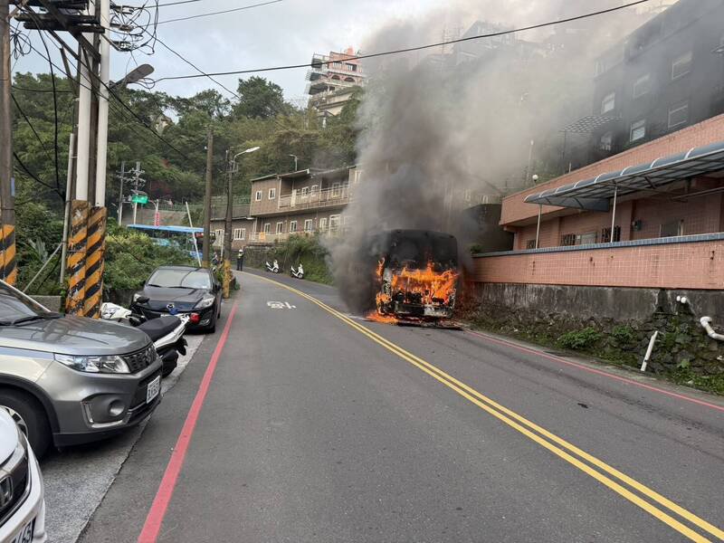 1辆停在新北市瑞芳区汽车路上的游览车，今天下午4时许车尾突然起火燃烧，消防队员赶抵迅速灭火，但猛烈的火势将游览车烧成废铁。（记者林嘉东翻摄）