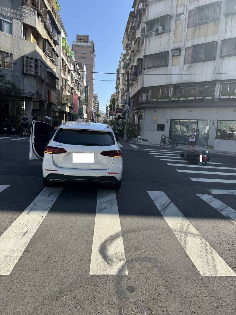 女骑士先与白色宾士车发生碰撞。（民众提供）