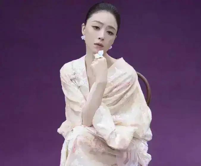 走了她的老路？蒋欣减肥到崩溃落泪 给女明星们狠狠上了一课