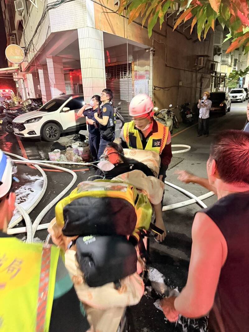 住户被浓烟呛伤送医。（图由消防局提供）