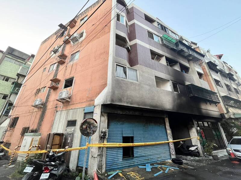 大火过后楼房被熏黑。（图由消防局提供）