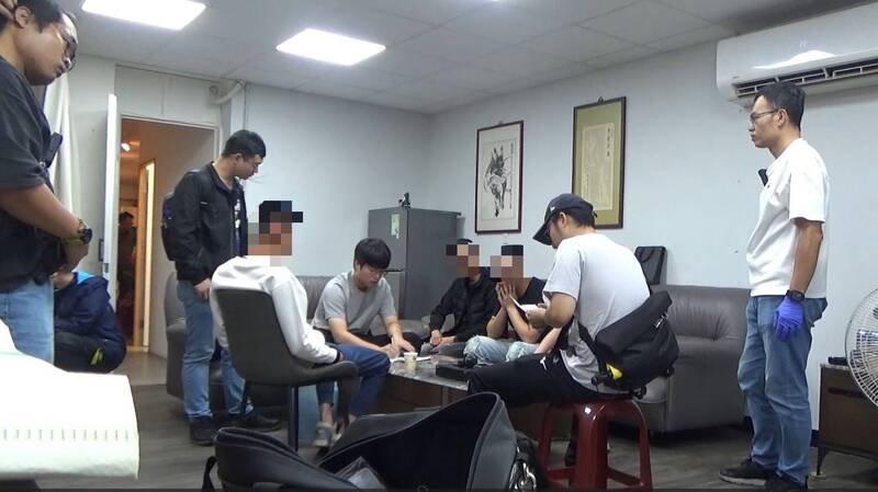 警方根据严男手机中把玩枪枝的照片，循线前往芦洲的毒趴据点搜索。（记者王冠仁翻摄）