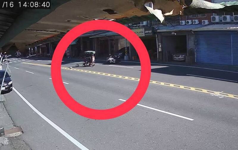 机车撞上电动代步车，人车倒地。（陈姓民众提供）