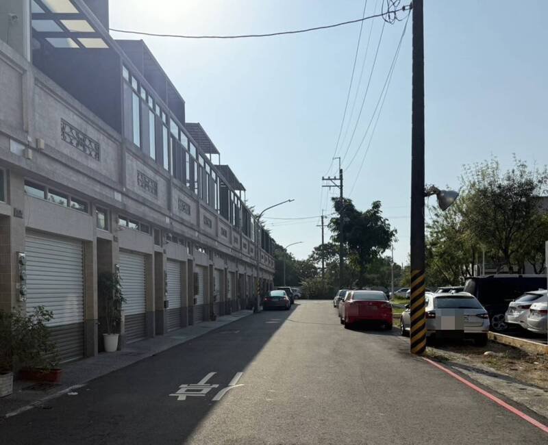 高雄湖内区1名20几岁女子，今天中午不明原因从自家坠楼身亡。（民众提供）