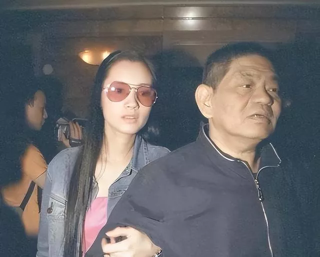 她认养父,拍情色电影,被导演强迫上位,靠山去世后沦为服务员!