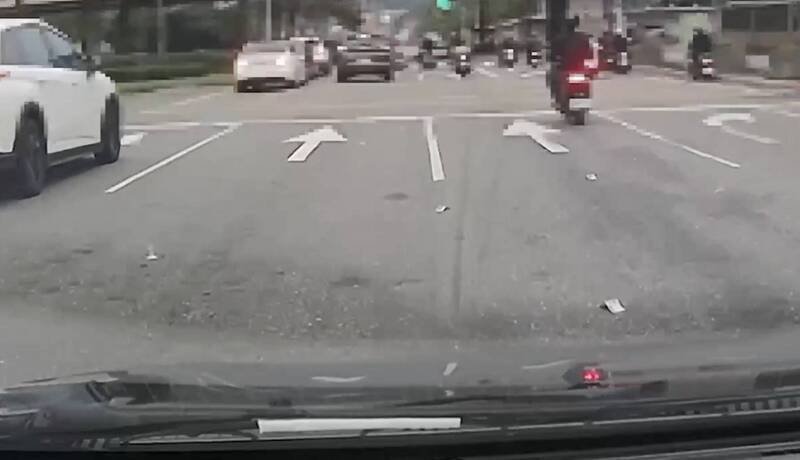 大安分局警分巡逻时，发现车道上有多张千元大钞。（记者陆运锋翻摄）