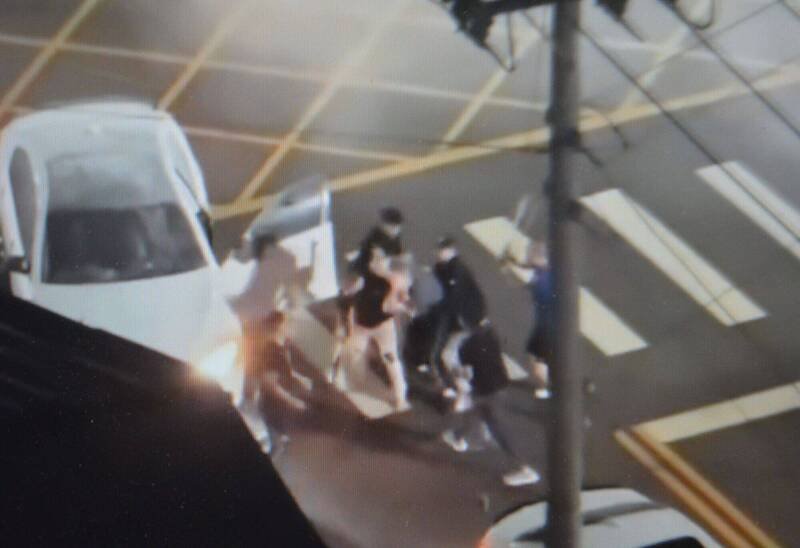 台中西屯区今天凌晨发生赵姓男子等人开车「炸街」扰人清梦，陈姓男子出面制止，反被多人持球棒围殴送医。（撷取自脸书）