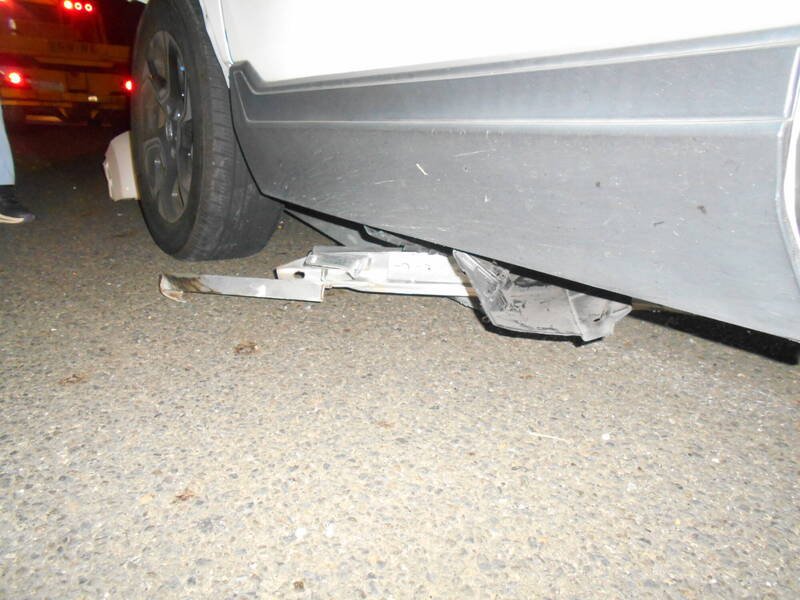 国道1号南向46.4公里处桃园路，15日深夜接连有8车辗过掉落的小货车棚架。（记者郑淑婷翻摄）