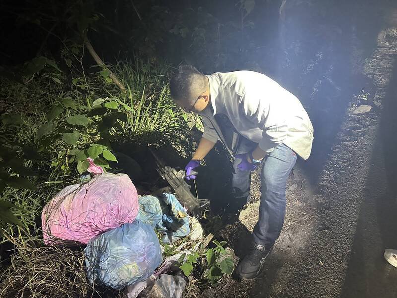 警方突破罗男心防，在路边查获枪枝。（警方提供）
