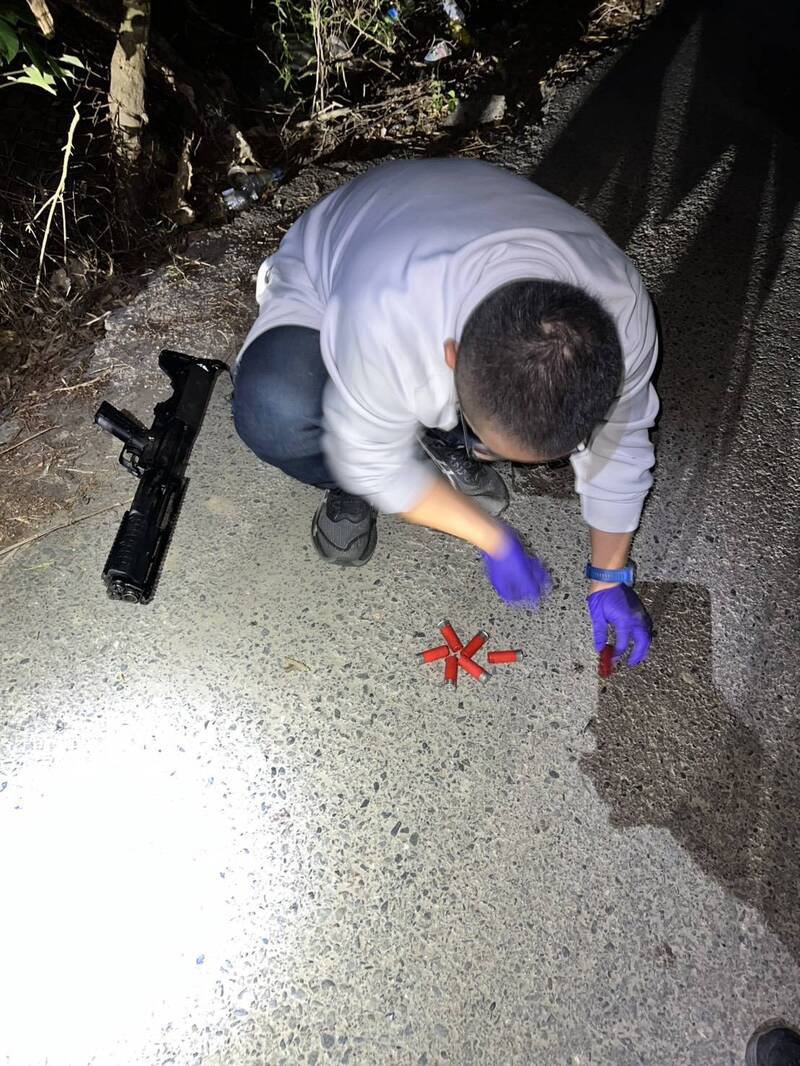 罗男涉嫌持枪朝民宅开枪，警方在路边查获霰弹枪、子弹等证物。（警方提供）
