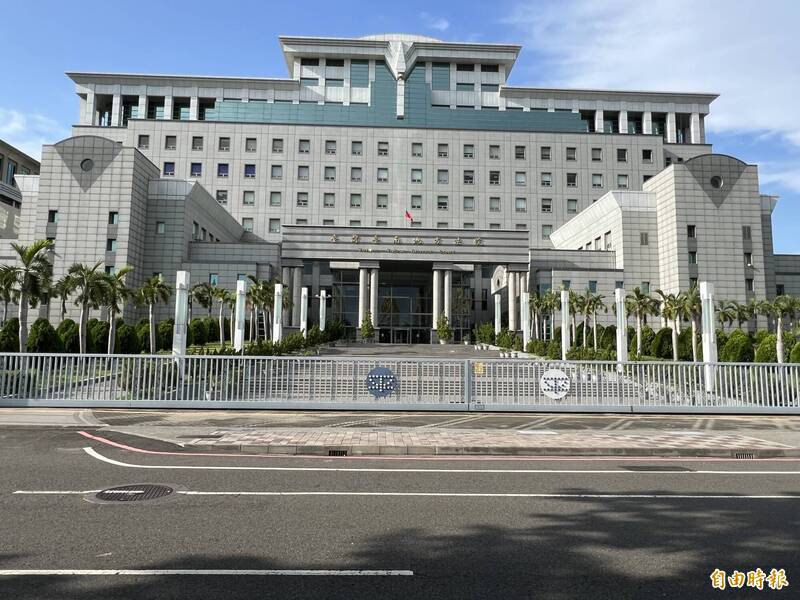 台南市府工务局一名施姓男工程员涉藉勘灾之名、驾公务车到南区一所小学泳池猥亵一对男童兄弟档并拍摄性影像，台南地院合并重判他8年8月徒刑。（资料照，记者王俊忠摄）