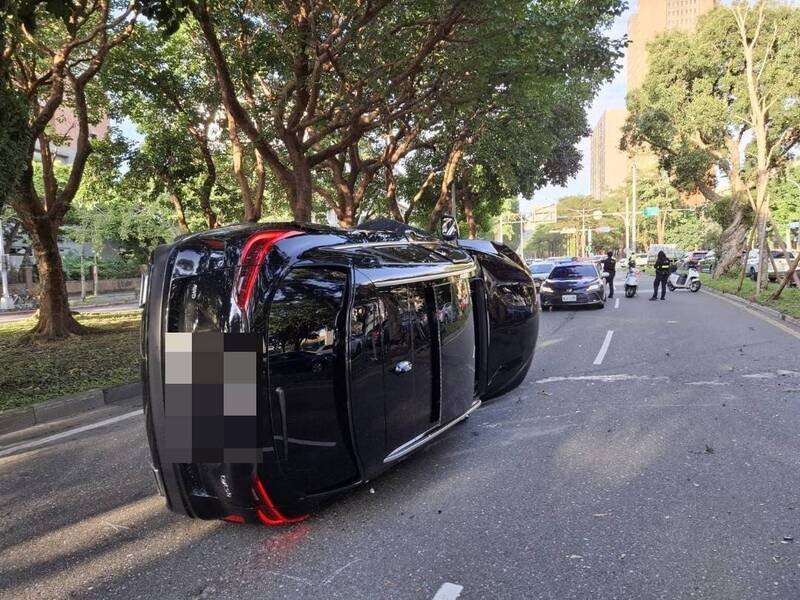 吴男今早驾驶自小客车，行经台大社会科学院外时，疑因恍神不慎自撞分隔岛及路树后翻覆。（记者陆运锋翻摄）