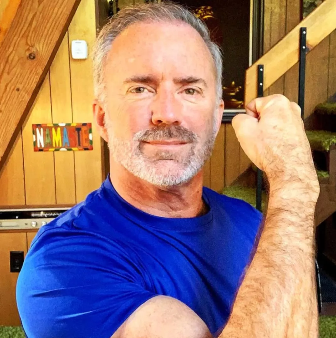 杀猪盘最爱的一张脸 骗子用他起号无数 诱骗女性15年