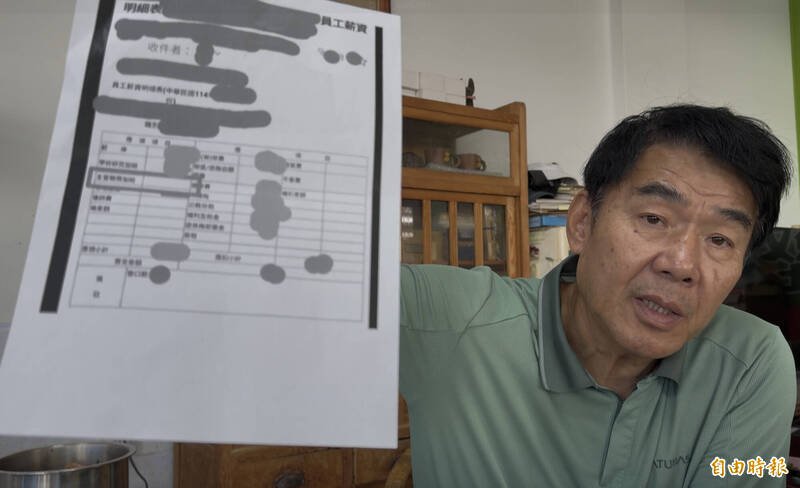台东县议员林参天今提出「打码版」转帐证明，他强调有绝对证据。（记者刘人玮摄）