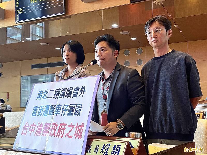 民进党台中市议员蔡耀颉（中）表示，飙仔在当地两小时来回飙车，警方没有提前作为。（记者黄旭磊摄）