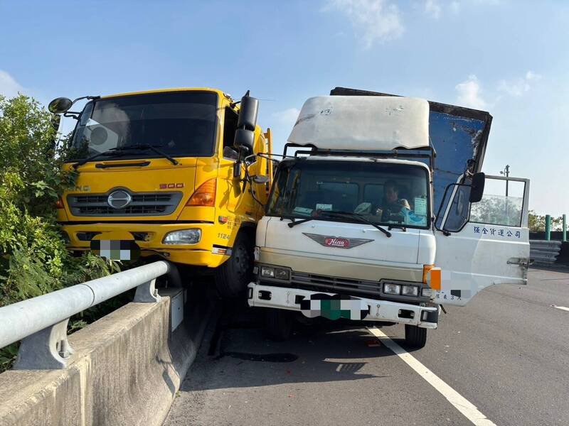台86线上货车撞击缓撞车，现场暂时封闭。（图由民众提供）