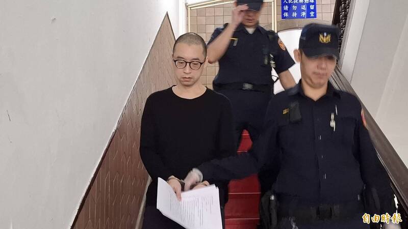 「台版地面师」诈骗案涉案律师蔡鸿燊（左），一审被重判25年，全案上诉，高院今开庭，蔡否认犯罪，并3度暴哭、哽咽，审判长要求他尊重法庭秩序，「哭」并非正确的答辩方式，并指正称「公证人并非橡皮图章」。（记者杨国文摄）