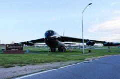 中国夫妻狂扫美军周边地产 买下B-2轰炸机基地「第一排」