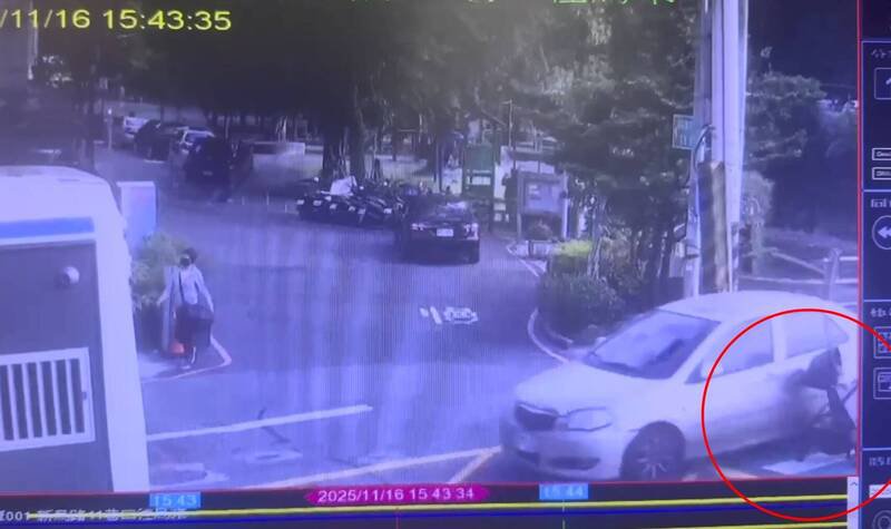 林姓妇人推著婴儿车过马路时，遭到一辆轿车擦撞，但驾驶未停车查看，反而直接离去。（记者陆运锋翻摄）