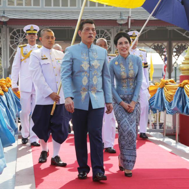 47岁泰王后惊艳北京航天城，泰丝套装很别致