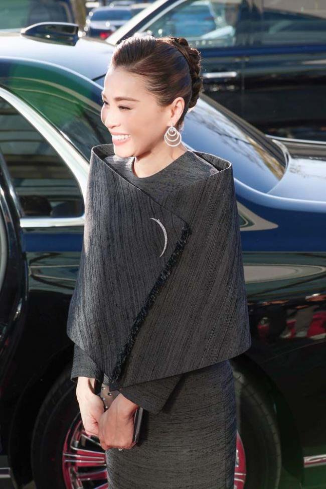 47岁泰王后惊艳北京航天城，泰丝套装很别致